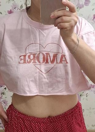 🌸 рожевий кроп-топ boohoo з принтом amore (розмір l)