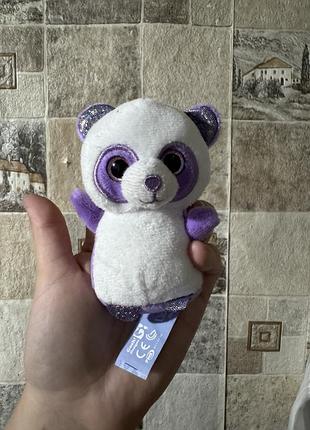 Колекційна мініфігурка boom boom the panda із серії ty beanie boos (mini boo) з блискучими фіолетовими акцентами на вушках та лапках.