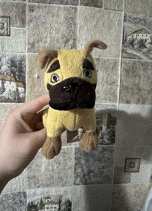 Маленька м'яка іграшка у вигляді собаки з бежевого та коричневого плюшу, що нагадує персонажа з мультфільму «секретне життя домашніх тварин»