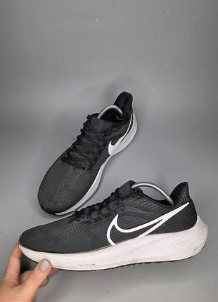 Кроссовки nike air zoom pegasus 39 в черном цвете с белым логотипом