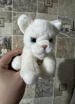 М’яку плюшеву іграшку котик  від бренду ark toys з їхньої лінійки premier collection, яка має характерну чорну бирку з білим написом