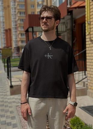 Calvin klein  кропнута футболка, в темно-сірому кольорі. матеріал гарно тримає форму.