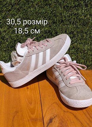 Детские кроссовки adidas gazelle. натуральная замша
