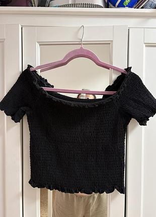 Чорний топ  від бренду h&m з жатого трикотажу з оверлочними краями.