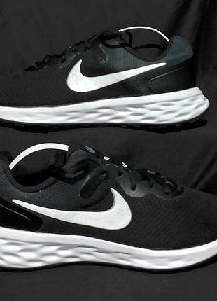 Nike revolution