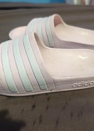 Оригинальные детские шлепанцы adidas в хорошем состоянии.
оригинал производитель вьетнам