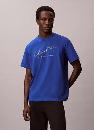Calvin klein футболка в насичено-синьому кольорі, з вишитим лого. матеріал гарно тримає форму.