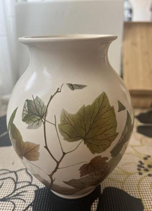 Ваза гончарної майстерні new devon pottery limited, розташованої в девоні, англія.