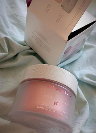 Rituals the ritual of sakura whipped body cream, премиум  органический парфюмированный  увлажняющий крем с экстрактами вишни, вит е, коэнзим q10