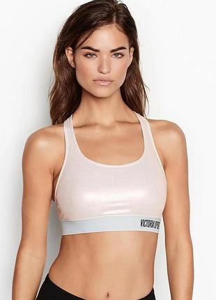 Спортивний топ victoria's secret mesh racerback з блискучої сріблястої тканини із широкою брендованою гумкою victoria sport