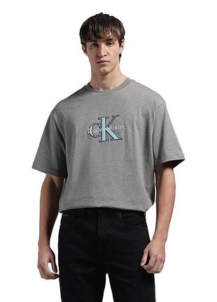 Calvin klein сіра, щільна футболка з кольоровим лого на грудях. 100% котон.