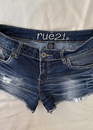 Жіночі шорти rue21 — потерті, з необробленим кр