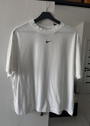 Футболка nike center logo біла