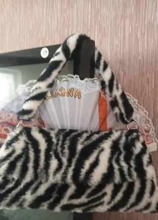 Класснючая меховая сумочка,вместительная, трендовая.primark.