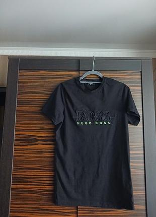 Мужская черная футболка hugo boss 46-48 размера