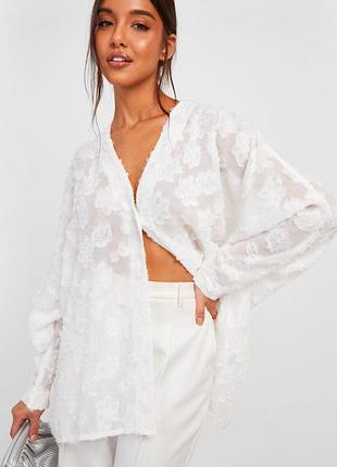 Женская блузка белого цвета от бренда boohoo, стильная и трендовая модель с ниспадающими рукавами. мягкая на ощупь, состояние новой.