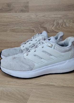 Легкі та зручні білі кросівки від adidas.