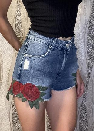 Сині шорти mom fit, pull&bear, з вишивкою троянд, висока талія