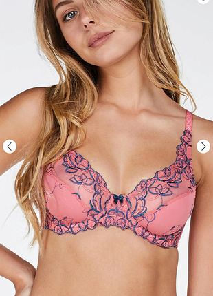 Красивый бюстгальтер с мягкой чашкой с вышивкой hunkemoller