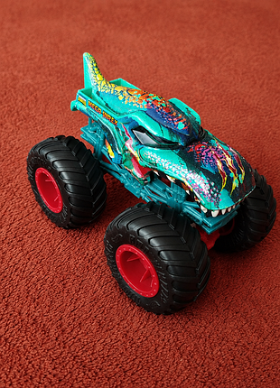 Игрушечная машинка представляет собой модель hot wheels monster trucks mega wrex.