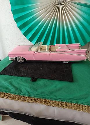 Модель машины 1/18 cadillac производство италия в хорошем состоянии есть небольшие потертости 
сроки отправки уточняйте я не всегда бываю дома