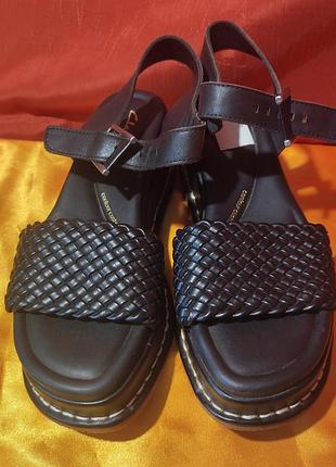 Стильні жіночі босоніжки clarks