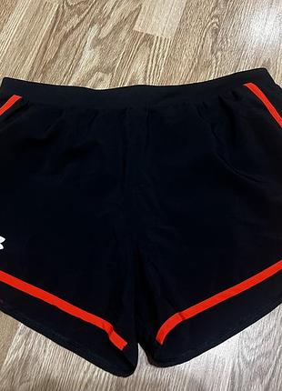 Женские беговые шорты under armour fly by 2.0 черного цвета с красной отделкой.