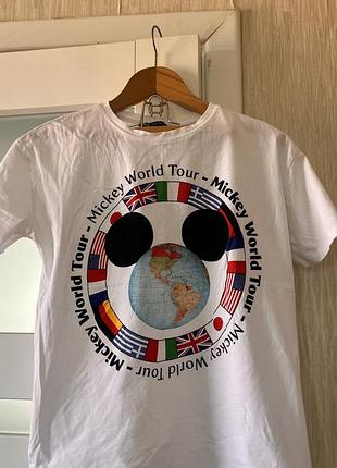 Біла футболка з короткими рукавами від бренду zara створена у співпраці з disney.