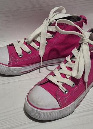 Розовые (малиновые) текстильные кеды классического дизайна типа converse chuck taylor с белыми шнурками и резиновым носком.
