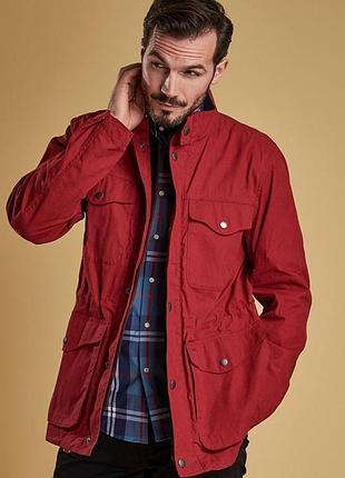 Бордовая повседневная куртка barbour skipton casual jacket с четырьмя карманами и темным вельветовым воротником.