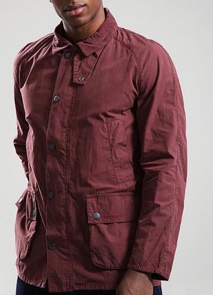 Бордовая повседневная куртка barbour skipton casual jacket с четырьмя карманами и темным вельветовым воротником.