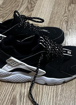 Nike huarache run se в черном цвете с белой подошвой и ремешком.