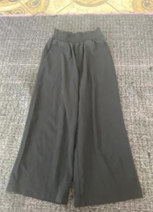 Шкільні штани від h&m 140 розмір з еластичним поясом на резинці.