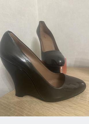 Туфлі жіночі alaia  , лакові , дуже красивого шоколадного кольору, на танкетці , яка трошки скошена .