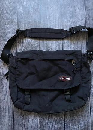 Чорна сумка-месенджер eastpak delegate