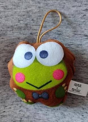 М'яка іграшка-брелок kuriboh x keroppi —це жабеня кероппі в костюмі монстра курібо, випущений у рамках колаборації yu-gi-oh! x hello kitty and friends