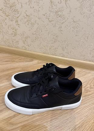 Продам стильні кеди levi’s.  ✔️ оригінал. ✔️ стан — відмінний, без дефектів. ✔️ легкі, комфортні та зручні для щоденного носіння.