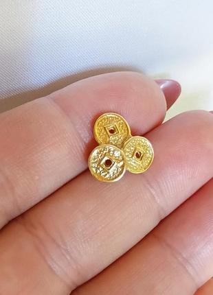 Сережка золото 375, одна, винтаж, в виде 3х китайских монет, хорошее состояние, 1.4грм