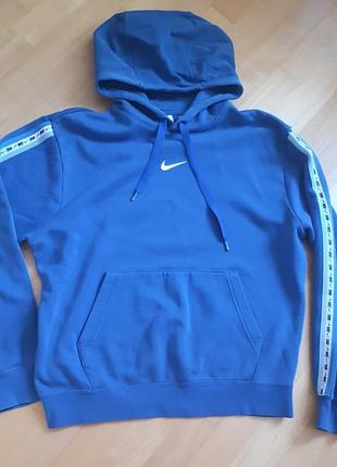 Синій худий nike repeat з білим логотипом swoosh на грудях та брендованими лампасами на рукавах.