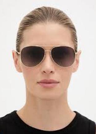 Сонцезахисні окуляри-авіатори michael kors у класичній золотистій металевій оправі з коричневими градієнтними лінзами