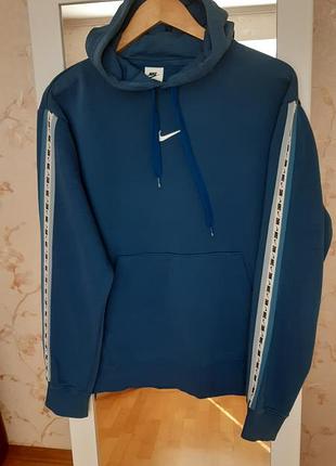 Синий худи nike repeat с белым логотипом swoosh на груди и брендированными лампасами на рукавах.