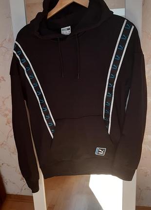 Чорна чоловіча  худорлявість puma має фірмові смужки з логотипом на рукавах.