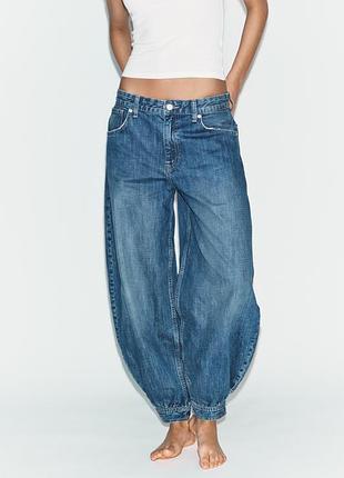 Джинсы trf balloon со средней посадкой и хлястиком от zara