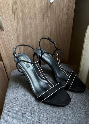Стильні елегантні босоніжки zara basic з т-подібним ремінцем (t-strap, t-bar), з тонкими ремінцями, на підборі (кітен-хіл, шпилька) середньої висоти