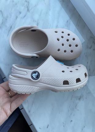 Оригінальні дитячі сабо ⁠crocs classic clog у фірмовому бежевому відтінку c9 (25-26р)