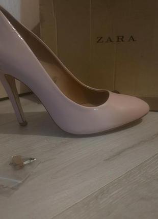 Лаковые пудровые туфли zara размер 36