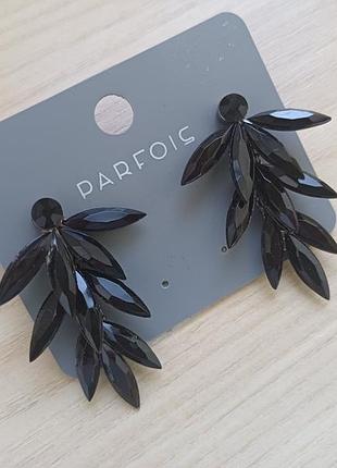 Parfois сережки чорні у формі листя гілочок гвоздик