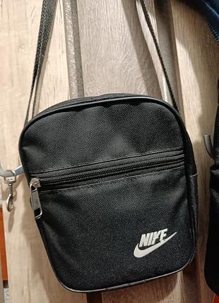 Сумка nike через плечо черная в хорошем состоянии