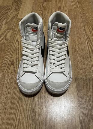 Кроссовки nike blazer mid '77 vintage белого цвета с чёрным логотипом