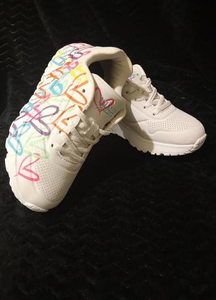 Оригінальні білі кросівки skechers x jgoldcrown: uno highlight love з сердечками.